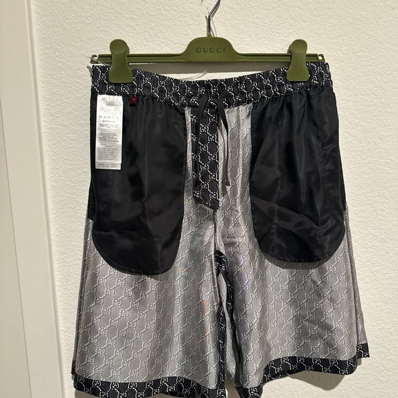 Authentic NWT Gucci Black and White Logo Patterned Shorts - Picture 5 of 5
